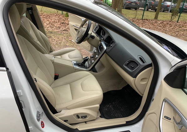 Volvo V60 cena 57900 przebieg: 120700, rok produkcji 2016 z Warszawa małe 211